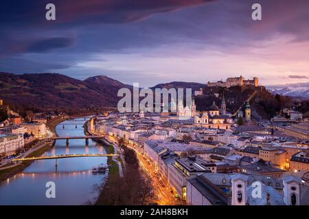 Salzburg, Österreich. Stadtbild Bild der Salzburg, Österreich mit der Salzburger Dom während der schönen Winter Sonnenuntergang. Stockfoto