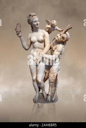 Hellenstic Marmorstatue Gruppe der Aphrodite (Venus) mit Pan und Eros, ca. 100 v. Chr., Haus der Poseidonaistai von Beryttos, Delos, Athen nationalen Archa Stockfoto