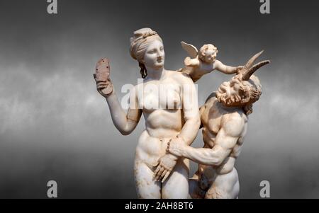 Hellenstic Marmorstatue Gruppe der Aphrodite (Venus) mit Pan und Eros, ca. 100 v. Chr., Haus der Poseidonaistai von Beryttos, Delos, Athen nationalen Archa Stockfoto