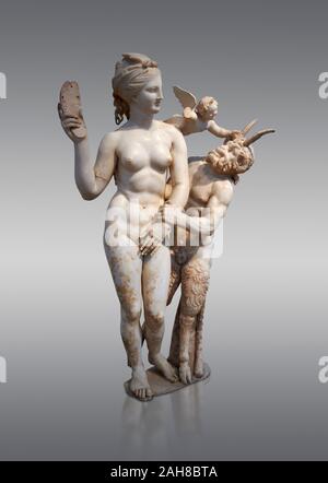 Hellenstic Marmorstatue Gruppe der Aphrodite (Venus) mit Pan und Eros, ca. 100 v. Chr., Haus der Poseidonaistai von Beryttos, Delos, Athen nationalen Archa Stockfoto