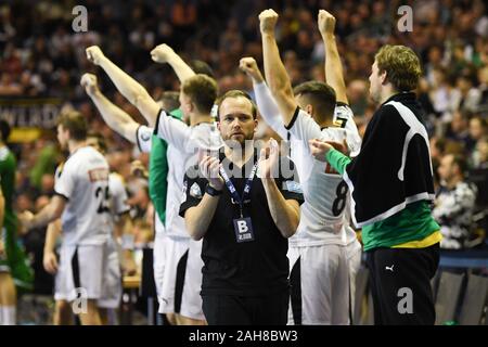 Berlin, Deutschland. 26 Dez, 2019. Handball: Bundesliga, Füchse Berlin - SC DHfK Leipzig, 14.Spieltag, Max-Schmeling-Halle. Leipzig Trainer Andre Haber applaudiert. Quelle: Jörg Carstensen/dpa/Alamy leben Nachrichten Stockfoto