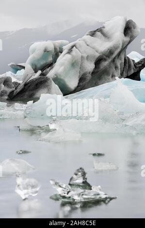 Nahaufnahme eines schwimmenden Eisbergs in der ikonischen isländischen Eisberglagune Stockfoto
