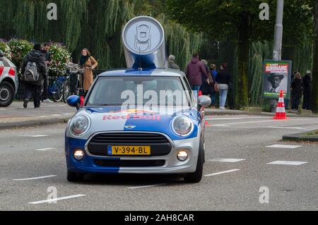 Red Bull Werbung Firmenwagen in Amsterdam Die Niederlande 2019 Stockfoto