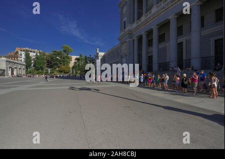 Eine lange Schlange von Menschen, die darauf warteten, Zugang zu den Royal Palace in Madrid, Spanien zu erhalten Stockfoto