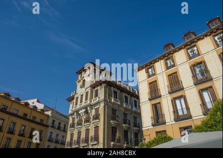 Apartment Gebäuden mit Balkonen und Fensterläden aus Holz in Madrid, Spanien Stockfoto