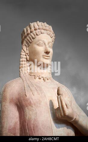 Parischem Marmor Antike Griechische archaische Statue einer Kore von Ariston von Paros, Merenda, Attika, ca. 540-530 v. Chr., Athen Nationalen Archäologischen M gefunden Stockfoto