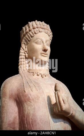 Parischem Marmor Antike Griechische archaische Statue einer Kore von Ariston von Paros, Merenda, Attika, ca. 540-530 v. Chr., Athen Nationalen Archäologischen M gefunden Stockfoto