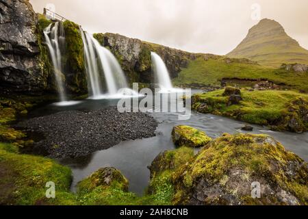 Weitwinkelansicht des ikonischen isländischen Wasserfalls von Kirkjufellsfoss im späten Nachmittag Licht Stockfoto