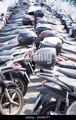 Vielen motopeds bis in einer Zeile in Italien geparkt Stockfoto