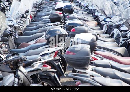 Vielen motopeds bis in einer Zeile in Italien geparkt Stockfoto