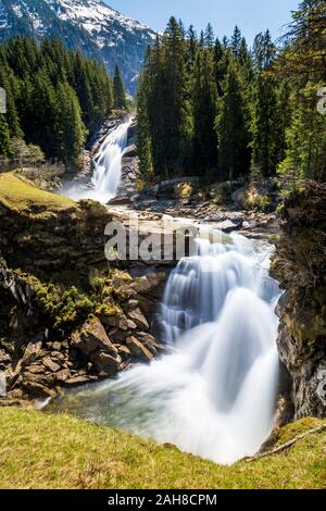 Weitwinkel österreichischen alpinen Landschaft, mit einem Strom zwischen Pinien und Felsen und in doppelten Wasserfall Stockfoto
