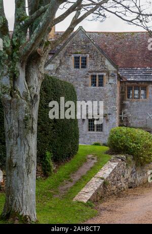 Alte mittelalterliche Manor House At mottistone auf der Isle of Wight mit einem Baum im Vordergrund an einem Wintertag. Stockfoto