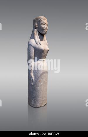 Pentelic Marmor Antike Griechische archaische Statue einer Frau, die in Pyoan Apollo Sanctuary, Böotien, Ende 7 Cent BC, Athen Nationalen Archäologischen Mu gefunden Stockfoto