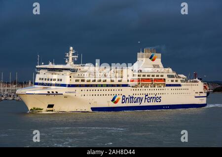 Brittany Ferries Portsmouth Harbour normanie verlassen Auflistung zu Port an einem windigen Wintern Tag Richtung für Frankreich. Stockfoto