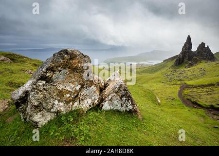 Weitwinkelansicht des legendären scottish Old man of Storr unter einem dunklen, wolkigen Himmel Stockfoto