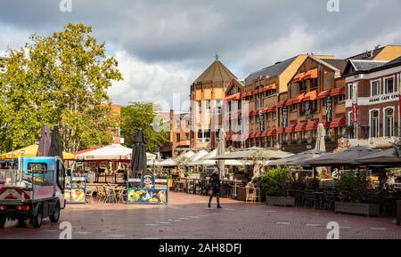 Eindhoven, Niederlande. Oktober 10, 2019. Restaurants und Cafés auf einem gepflasterten Platz entfernt. Die laufen herum in einem bewölkten Tag auf der Suche nach einem Ort, t Stockfoto