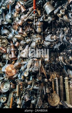 Antiquitäten auf dem Basar in Istanbul. Kupfer Souvenirs auf dem Markt Stockfoto