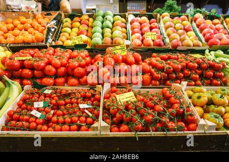 Obst- und Gemüsemarkt. Viele verschiedene frische Früchte und Gemüse. Stockfoto