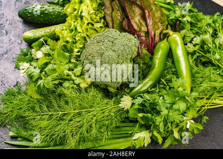 Frisches Gemüse: Tomaten, Brokkoli, Pfeffer, Dill, Petersilie auf einem dunklen?????. Rezept. Zutaten. Diätetische Lebensmittel. Unter den Text platzieren. Anzeigen von Stockfoto