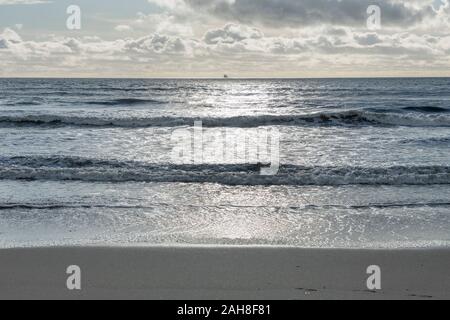 South Cornwall Meereslandschaft mit bewölktem Himmel, Wolken punktiert in der Skyline und Schiff am Horizont. Schönem Wetter Tag. Stockfoto