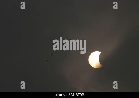 Kolkata, Indien. 26 Dez, 2019. Prognose eines bewölkten Himmel und Regen hat eine dampner der Vorbereitungen der Stadt setzte die partielle Sonnenfinsternis am Donnerstag morgen zu withness. Die ringförmige Sonnenfinsternis als partielle Sonnenfinsternis mit Wolken Himmel in Kalkutta abgedeckt beobachtet. (Foto durch Shomindro Dutta/Pacific Press) Quelle: Pacific Press Agency/Alamy leben Nachrichten Stockfoto