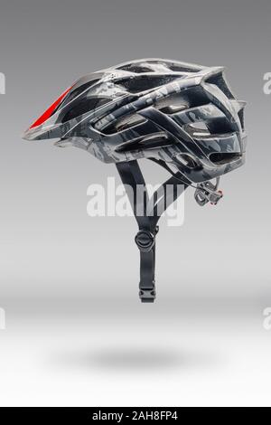 Studio Shot von Grey Camouflage Farbe Helm. Seitenansicht der schützenden Sportgeräte Stockfoto