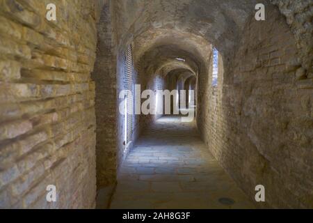 Gewölbte Galerie im Amphitheater, Ruinen von Italica, Andalusien, Spanien. Stockfoto