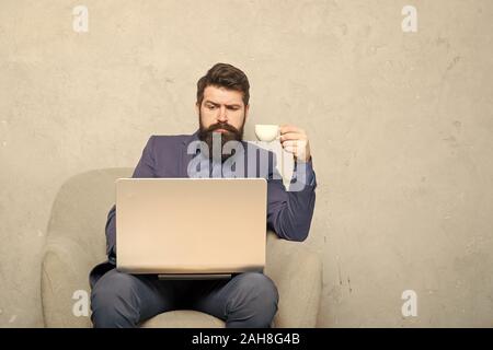 Geschäftliche Korrespondenz. Moderne Geschäftsmann. Projekt Manager. Geschäftsmann Laptop. Mann trinken Kaffee im Büro. Reaktion auf geschäftliche E-Mails. Digitales Marketing. Im Internet surfen. Online kaufen. Stockfoto