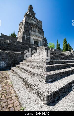 Weiter Blick auf das Crespi-Mausoleum im utopischen Industriedorf Crespi D'Adda Stockfoto