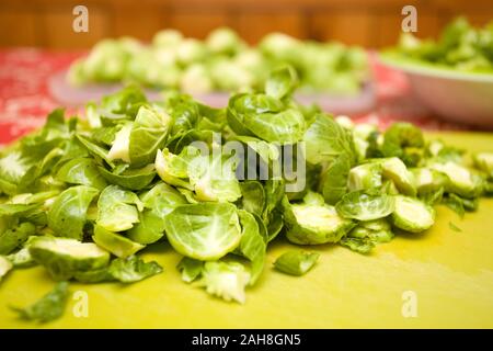 Nahaufnahme des Peelings am Küchentisch keimen Stockfoto