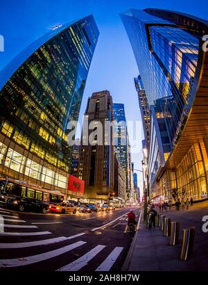 Deformierte Weitwinkelansicht einer Straße Manhattans zur blauen Stunde Stockfoto