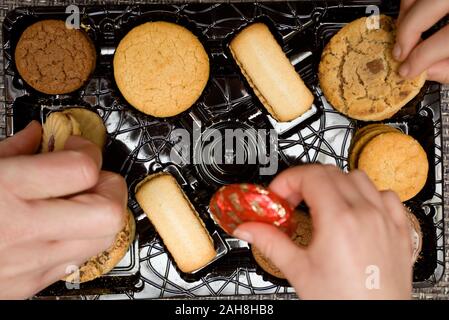 Hände Kommissionierung, Lieblings keks Sortimente Stockfoto