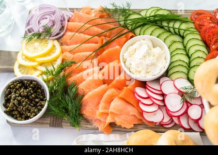 Bagel brunch mit geräuchertem Lachs und frischem Gemüse. Stockfoto