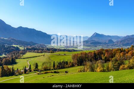 Schöne Panorama ansicht im Inntal auf Alpen in Tirol, Tirol, Österreich. Mit grünen Feldern in der Nähe von Kufstein, Kaiser, Kaisergebirge, Grenze zu Bava Stockfoto