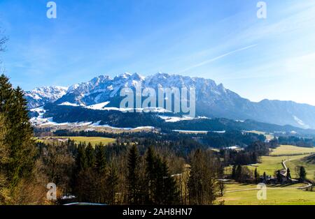 Schöne Panorama ansicht im Inntal auf Alpen in Tirol, Tirol, Österreich. Mit grünen Feldern in der Nähe von Kufstein, Kaiser, Kaisergebirge, Grenze zu Bava Stockfoto