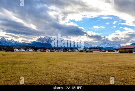 Blick auf Deutschen Alpen in Bayern (Bayern), Wettersteingebirge von Mittenwald, Wallgau. Zugspitze in Wolken, Alpsitze. Grenze zu Tirol, Tirol, Österreich Stockfoto