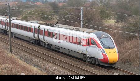 LNER Hitachi Azuma 801 in Richtung Süden auf der East Coast Main Line, nördlich von Newcastle upon Tyne Stockfoto