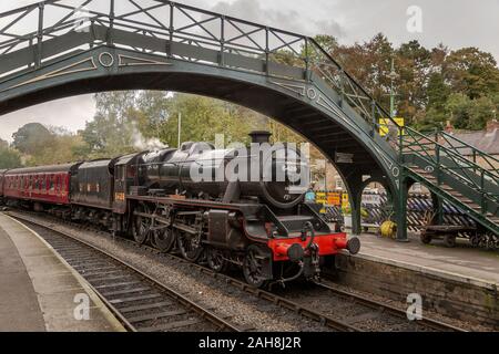 LMS Schwarz 5 Nr. 45428 "Eric Treacy" der Einfahrt in die Station in Pickering auf der North York Moors Railway Stockfoto