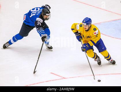 Trinec, Tschechische Republik. 26 Dez, 2019. L-R Aatu Raty (FIN) und Jonathan Berggren (SWE) in Aktion während der 2020 IIHF World Junior Eishockey WM Gruppe eine Übereinstimmung zwischen Schweden und Finnland in Trinec, Tschechien, am 26. Dezember 2019. Quelle: Wladimir Prycek/CTK Photo/Alamy leben Nachrichten Stockfoto