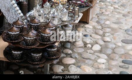 Turkish Delight Tassen, Töpfe, Teekessel und Souvenirs sind aus Kupfer. Stadt Mostar in Bosnien und Herzegowina. Stockfoto