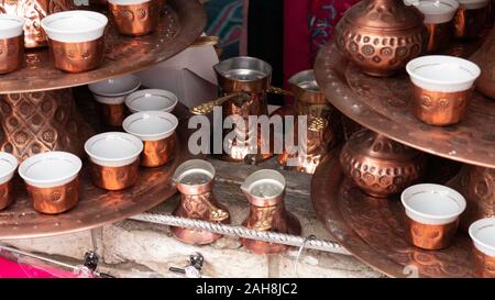 Traditionelle Handarbeit Souvenir aus Bosnien und Herzegowina - türkischer Kaffee Topf mit kleinen Kupfer Cups. Stockfoto