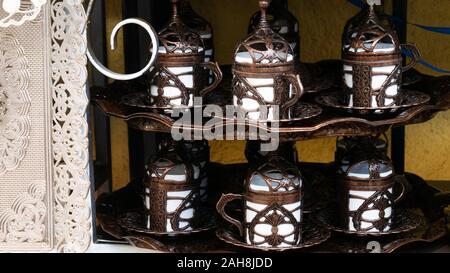 Lokale traditionelle handwerkliche Tee- und Kaffeekannen und Tassen (im türkischen Stil). Stockfoto