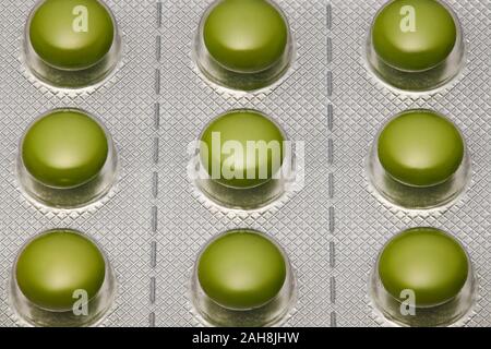 Grüne Tabletten im Blister mit schönen Muster angeordnet. Global Healthcare Konzept. Antibiotika Resistenzen. Antimikrobielle Kapsel Pillen. Ph Stockfoto