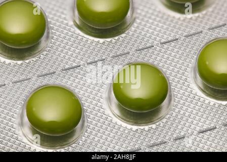 Grüne Tabletten im Blister mit schönen Muster angeordnet. Global Healthcare Konzept. Antibiotika Resistenzen. Antimikrobielle Kapsel Pillen. Ph Stockfoto