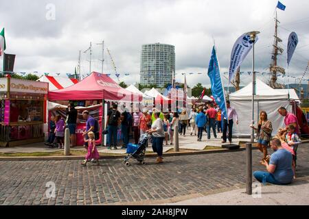 Vom 3. Juli 2017, Massen von Menschen das Festival Atmosphäre in Belfast waterfron Titanic Quarter genießen Sie während der Tall Ships Besuch in Nordirland Stockfoto