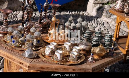 Dekorative Souvenirs und Kunsthandwerk in der Altstadt von Mostar im arabischen Stil - Copperware, Perlen dekoriert Dosen, Tee caraffe, silbernen und goldenen orn Stockfoto