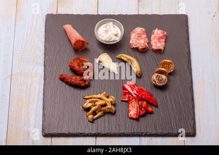 Italienische Antipasti misti auf Schiefer Stockfoto