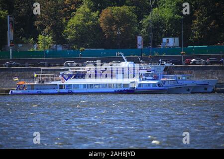 Kiew, Ukraine - Juli 30, 2017: Das Panorama der Böschung und den Fluss von Kiew. Der Blick auf die Ausflugsboote mit Passagieren Stockfoto