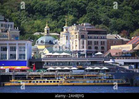 Kiew, Ukraine - Juli 30, 2017: Das Panorama der Böschung und den Fluss von Kiew. Der Blick auf die Ausflugsboote mit Passagieren Stockfoto