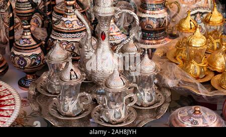 Turkish Delight Tassen, Töpfe, Teekessel und Souvenirs sind aus Kupfer. Stadt Mostar in Bosnien und Herzegowina. Lokale traditionelle handwerkliche Kaffee und Stockfoto